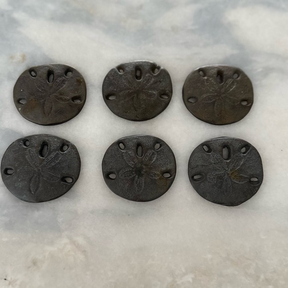 Sand Dollar Round Knobs a set of 6 and 1 large one in Pewter - Picture 4 of 7